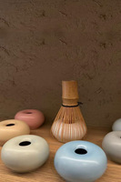 Support à fouet à matcha en céramique multicolore avec logo personnalisé, émaillé à la main, pour fouet à matcha en bambou, accessoire de cérémonie du thé