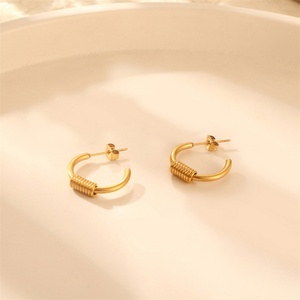 Boucles d'oreilles créoles en forme de C en acier titane plaqué or 18 carats, bijoux de mode simples - Product Image 4