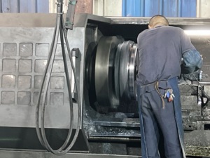 Parti del telaio dell'escavatore rullo folle anteriore PC30-7 ruota posteriore folle con tenditore cingolato di qualità OEM per escavatore Komatsu - Product Image 3