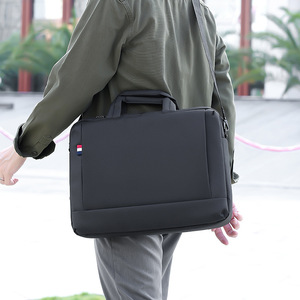 กระเป๋าใส่แล็ปท็อปขนาด 15.6 นิ้ว พร้อมโลโก้ ทนทาน กันน้ำ ผลิตจากผ้า Oxford พร้อมซิปปิด ดีไซน์แบบกระเป๋าถือ เหมาะสำหรับการทำงาน - Product Image 4