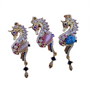 Charmes de pendentif pour enfants tendance de grande taille en forme d'hippocampe pavé de zircon plaqué or en laiton multicolore Luxira Jewels - Product Image 4