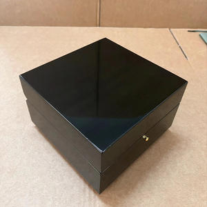 Caja de reloj de madera MDF con logo personalizado, interior de cuero, estuche cuadrado, embalaje exterior de lujo, materiales reciclados, color negro. - Product Image 4