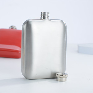 Mini gourde carrée portable en acier inoxydable 304 de 6 oz, design moderne et minimaliste, pour étudiants, idéale pour le <span class=keywords><strong>vin</strong></span> <span class=keywords><strong>rouge</strong></span> en extérieur - Product Image 4