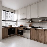Meubles de cuisine gris clair avec éléments inférieurs en bois grainé, armoires de cuisine modernes sur mesure avec étagère ouverte pour projet de villa