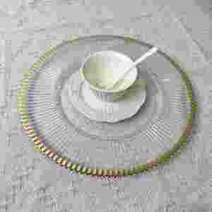 Assiettes de présentation rondes en plastique transparent de 33 cm avec bord doré, technique de gravure durable, pour décoration de table de mariage - Product Image 5