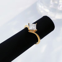 Bague de fiançailles en or jaune 18 carats avec diamant de laboratoire taille princesse, tige torsadée simple et carrée géométrique à 4 griffes pour femme