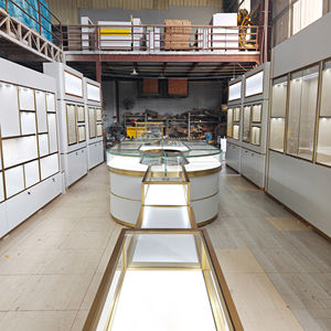 <span class=keywords><strong>Vitrine</strong></span> à bijoux <span class=keywords><strong>moderne</strong></span> de luxe sur mesure avec éclairage LED, présentoir mural en verre, cadre doré, design de magasin de bijoux - Product Image 1