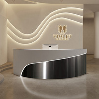 Comptoir de caisse de salon de beauté moderne minimaliste incurvé, comptoir de bar de magasin de vêtements en acier inoxydable de luxe, bureau de réception d'entreprise