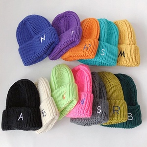 Bonnet tricoté unisexe personnalisé pour enfants en acrylique, avec impression numérique et revers brodé, idéal pour le ski décontracté en extérieur - Product Image 1