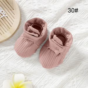 Ensemble hiver nouveau design en coton biologique : moufles réglables et chaussons antidérapants pour bébé - Product Image 5