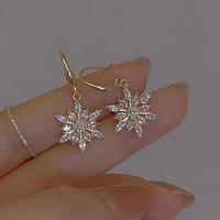 Pendientes de Aleación con Copos de Nieve Navideños con Brillantes Diamantes de Imitación en Tono Dorado, Joyería Elegante para Mujer para Fiestas Navideñas y Días Festivos