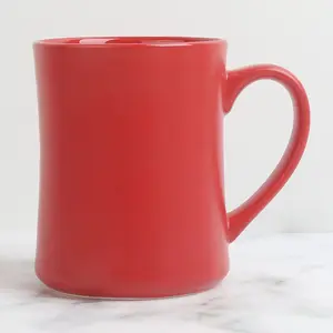 18Oz Cangkir Teh Kopi Keramik Stoneware Desain Kustom Pinggang Tipis Warna Merah