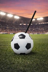 Vaso Creativo Ecológico de Plástico PS con Forma de Balón de Fútbol de 15 oz con Pajita para Fiestas, Festivales y Bebidas Deportivas - Product Image 4