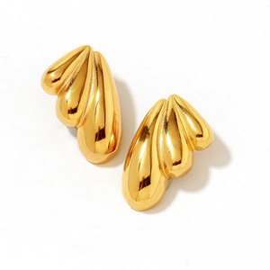 Yunnique Boucles d'oreilles en forme d'ailes plaquées or en acier inoxydable pour femmes - Product Image 4