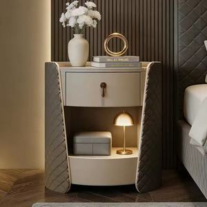 Table de chevet minimaliste italienne ronde en cuir véritable avec plateau en pierre frittée, table de chevet de luxe en bois massif pour chambre à coucher - Product Image 1