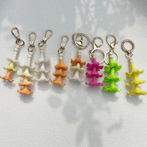 Handgefertigter Hawaiianischer Puakenikeni-Blumen-Schlüsselanhänger aus Polymer Clay mit Holzperlen, Taschenanhänger, Tropischer Strand-Accessoire - Product Image 5
