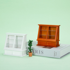 1:12ตุ๊กตาไม้ขนาดใหญ่แบบทำมืออุปกรณ์เสริมของบ้านตุ๊กตาขนาดเล็กสำหรับร้านค้าฉากหวานพร้อมตู้กระจกประตูบานเลื่อนเค้ก - Product Image 3