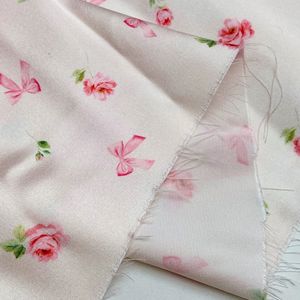 Seda Satén Suave <span class=keywords><strong>de</strong></span> 95GSM con Diseños Personalizados y Bajo MOQ, Impresión Digital por Sublimación, Satén <span class=keywords><strong>Armani</strong></span> para Vestidos y Ropa <span class=keywords><strong>de</strong></span> Dormir - Product Image 4