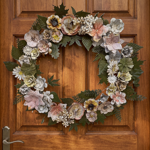 Corona Floral Metálica Rústica Hecha a Mano, Redonda, Decorativa, Sin Iluminación, Elaborada con Hojas y Flores para Puerta o Pared - Product Image 3