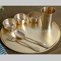 Vente en gros de 6 pièces de vaisselle de luxe en bronze pur/plateau gravé Kansa avec bols en verre, ustensiles en métal vintage pour des bienfaits pour la santé