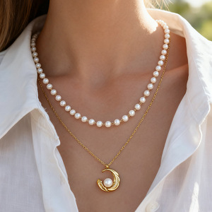 Collier superposé tendance avec pendentif lune incrusté de perles, chaîne dorée, style bureau, chaîne de clavicule, design géométrique, perles d'imitation - Product Image 1