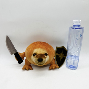 Peluche Meme 'Cosa fa il cane?' Virale, Peluche Cane 'Il mio coltello e il mio scudo', Animale di peluche divertente - Product Image 4