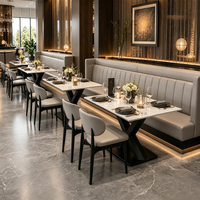 Table à manger en marbre blanc avec base en X, chaises rembourrées en cuir beige, banquette, mobilier de restaurant personnalisable, fournisseur en gros