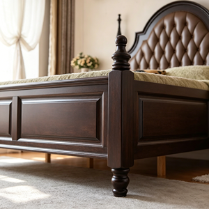Base de Cama Tapizada Tradicional Tamaño Queen con Cabecera de Cuero Sintético y Postes de Madera - Product Image 6