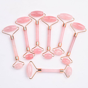 Alta qualità del <span class=keywords><strong>viso</strong></span> massaggiatore quarzo rosa gua sha set rosa <span class=keywords><strong>giada</strong></span> <span class=keywords><strong>rullo</strong></span> con scatola <span class=keywords><strong>di</strong></span> imballaggio collo strumento <span class=keywords><strong>di</strong></span> <span class=keywords><strong>massaggio</strong></span> personalizzabile - Product Image 4