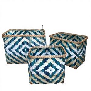 Panier carré en bambou tendance bohème avec un design coloré, parfait pour le rangement, prix abordable, en provenance du Vietnam - Product Image 1