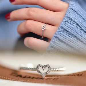 Anello decorativo coreano con cuore cavo e fascia sottile, ornamento minimalista per il dito mignolo, da indossare ogni giorno dalle donne - Product Image 1