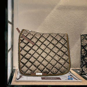 Selle de dressage anglaise personnalisée 2025 en tissu satiné en cuir polaire avec motif floral baroque bronze - Product Image 3