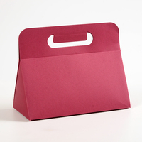 Boîte cadeau pliable portable avec poignée découpée, doublure en éponge, logo en relief - Emballage en papier kraft personnalisé pour les cadeaux de mariage
