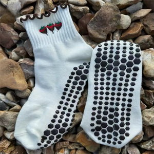 Chaussettes de yoga et de Pilates antidérapantes personnalisées – Chaussettes de ballet à logo personnalisé, chaussettes de Pilates et de yoga à logo personnalisé, à volants pour femmes - Product Image 6
