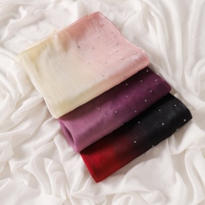 Écharpe en satin de soie pour homme, 180 cm, peinte à la main, dégradé de couleurs, avec strass thermocollés, scintillante, polyvalente, douce, soyeuse et fine - Product Image 4