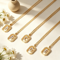 Collier unisexe en cuivre plaqué or avec pendentif rectangulaire incrusté de zircon et lettre initiale, chaînes fines pour usage quotidien
