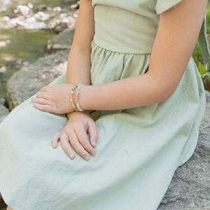 Pulsera de Cuentas de Corazón de Acero Inoxidable Dorado y Piedras Preciosas Auténticas para Niñas Pequeñas, Pulsera de Protección y Sanación para Bebés, Regalo para Niñas - Product Image 6