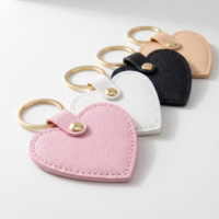 Schattig creatief hartvormig sleutelhanger van PU leer, gepersonaliseerd hartvormig hangend ornament voor tassen, metalen sleutelketting, op maat gemaakte groothandels cadeau-accessoire
