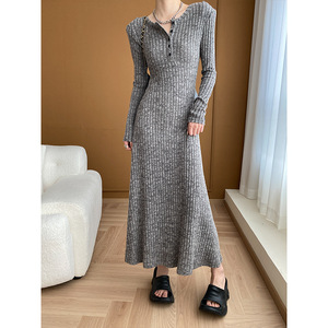 Abito in maglia stile francese con righe a coste, spalle imbottite, effetto snellente, collezione Autunno/Inverno 2026, nuovo modello SN5265 - Product Image 1