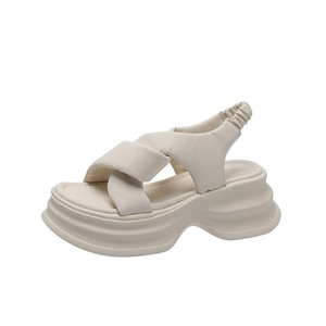 Sandales compensées couleur crème à bout ouvert en EVA avec semelle amortie – Claquettes d'été pour femme - Product Image 2