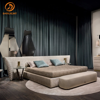 Lit plateforme capitonné de luxe en velours, design dossier haut, couleur beige clair pour chambre à coucher de style hôtel moderne