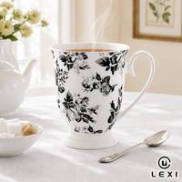 Tasse en céramique à pied haut avec motif floral monochrome rose noir et gris, base à plusieurs niveaux, grande poignée en C, 350 ml, pour l'heure du thé