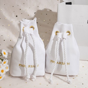 Sac cadeau en toile de coton avec logo brodé personnalisé, fond carré, sac à bijoux en toile de luxe avec cordon de serrage - Product Image 2