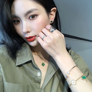 ขายส่งกำไลข้อมือเงินแท้ S925 คุณภาพสูง ดีไซน์แฟชั่น รูปใบโคลเวอร์สี่แฉก คลาสสิกสำหรับผู้หญิง แบบ 5 ดอก และแบบดอกเดี่ยว - Product Image 6