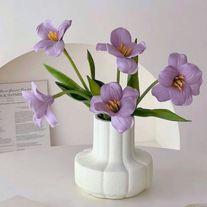 Vase de fleurs artificielles en plastique léger Kch pour décoration de salon, ornement d'anniversaire - Product Image 1