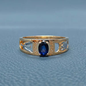 Bague de luxe en or avec saphir bleu pour homme, pierre précieuse de taille ovale, bande gravée par un designer, bijoux fins, cadeau - Product Image 1