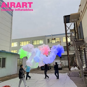 Dragón inflable gigante de tres cabezas con iluminación LED blanca, marioneta inflable de dragón para desfiles nocturnos, carnavales y eventos. - Product Image 2