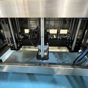 Máquina de llenado de líquidos completamente automática, 8 cabezales, Control PLC, líneas de producción de botellas fijas de acero inoxidable 316L para <span class=keywords><strong>agua</strong></span> de alimentos - Product Image 6
