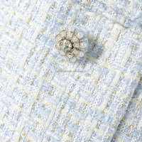 Mini-robe décontractée bleue ceinturée et ornée, de qualité supérieure, en tissu bouclé naturel et lavable, fabriquée sur mesure par une boutique de luxe.
