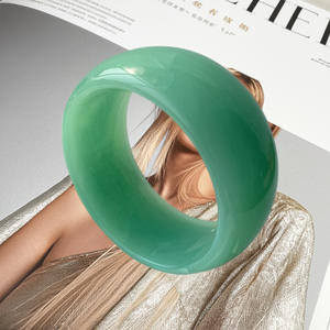 Exagéré 34mm Largeur Acrylique Bracelet Personnalisé Gelée Couleur Cambered Surface Ronde Résine Chunky Bracelets Bracelets pour Femmes - Product Image 6